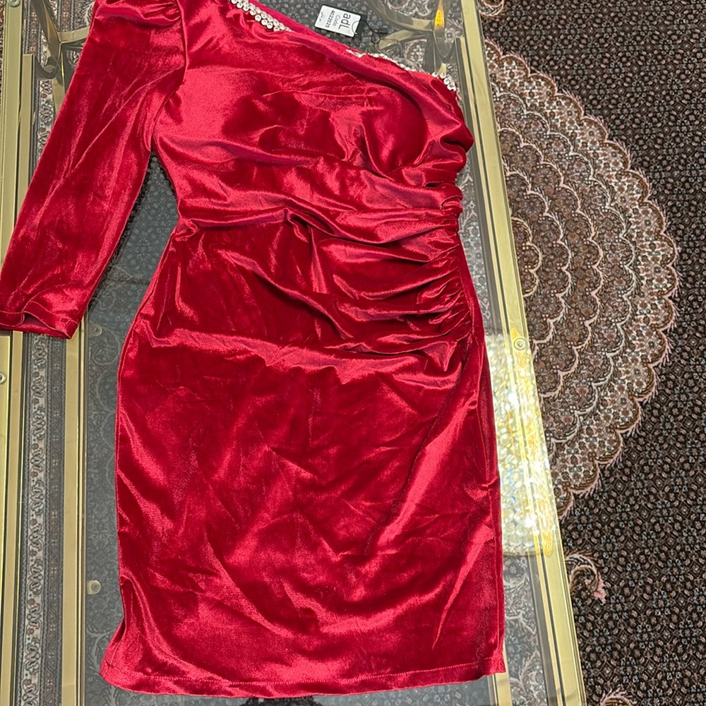 ADL. SizeL. Color red velvet.